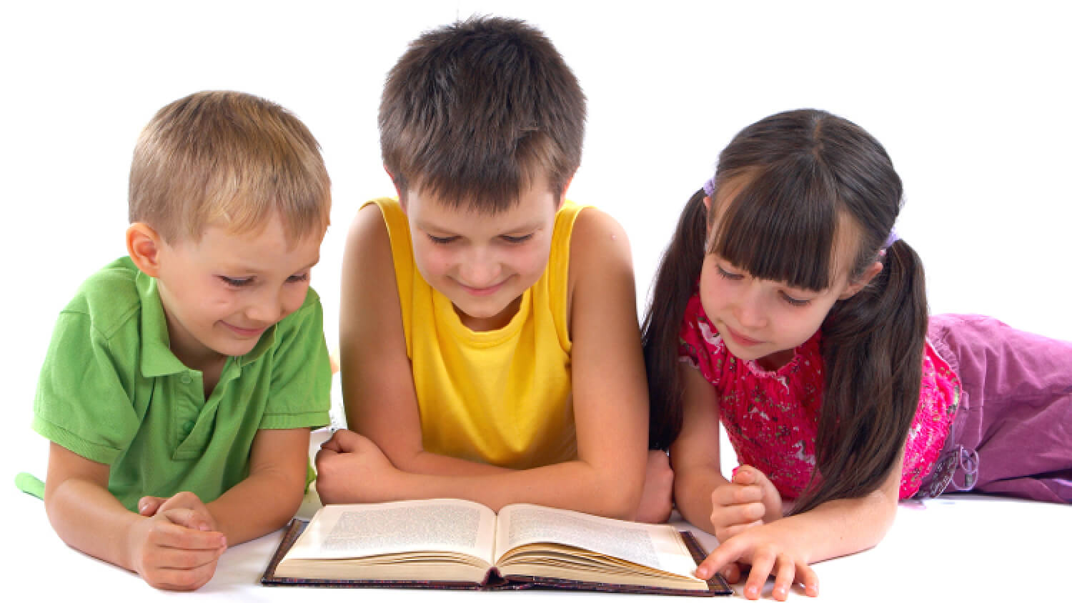 Дети читают книгу