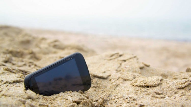 Телефон в песке