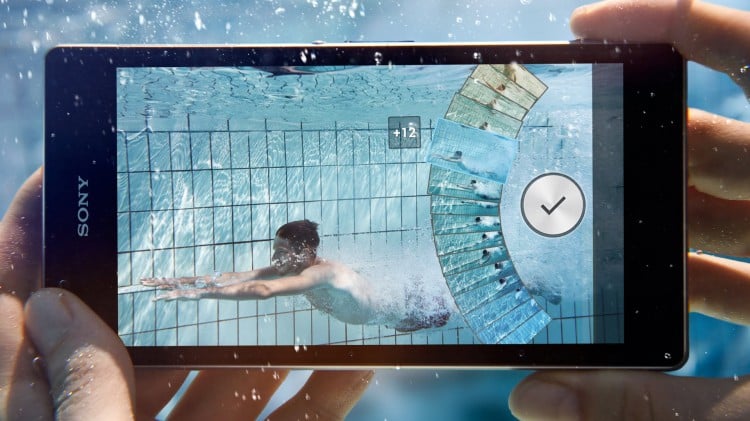 смартфон в бассейне