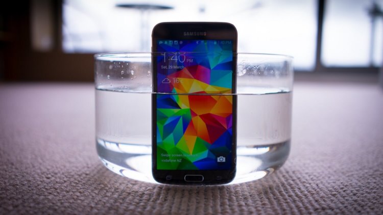 Galaxy S5 в воде