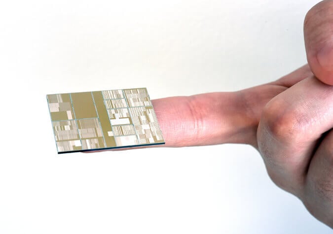 IBM-shows-new-7nm-working-chips (1)