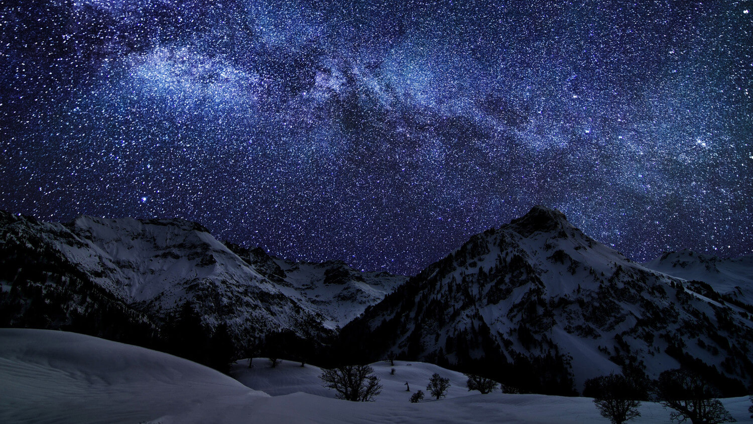 Звездное небо над зимними горами