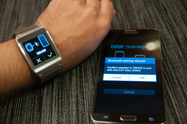 Samsung продал 800 тысяч Galaxy Gear. Samsung продал 800 тысяч Galaxy Gear. Фото.