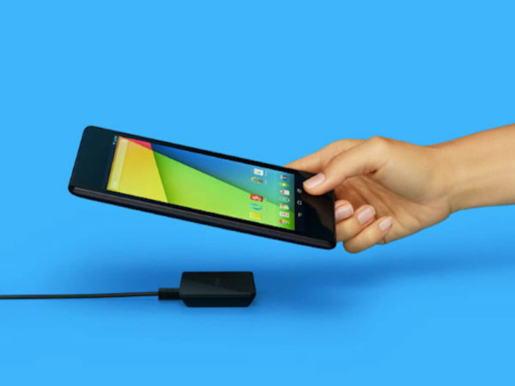 Nexus Wireless Charger — беспроводное зарядное устройство для Nexus 5 и Nexus 7. Nexus Wireless Charger — беспроводное зарядное устройство для Nexus 5 и Nexus 7. Фото.