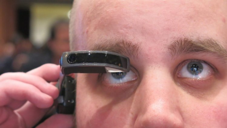 Vuzix M100 -гарнитура с опциями умных очков на Android. Фото.