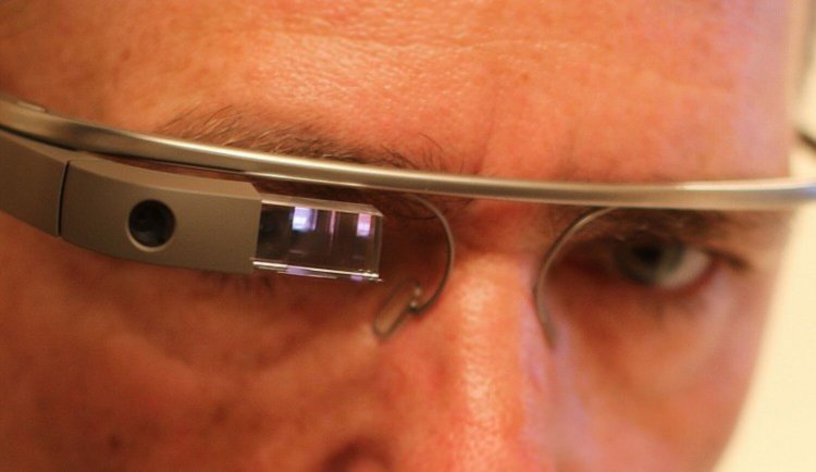 Google Glass мешает камера. Google Glass мешает камера. Фото.
