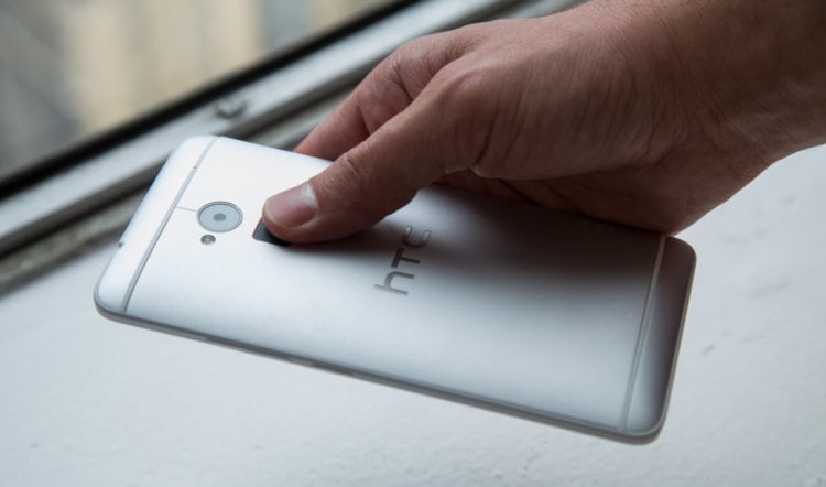 Отпечатки пальцев пользователей HTC One Max хранились «как на ладони». Фото.