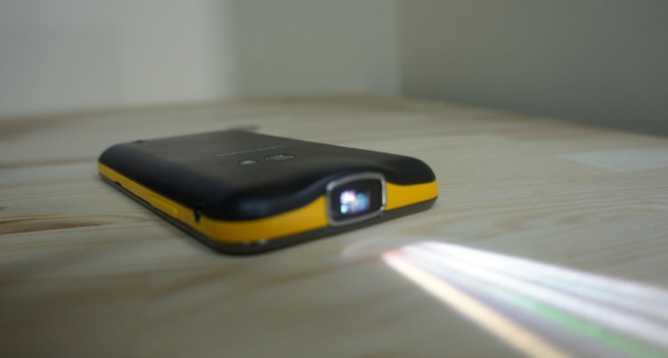 Чего ждать от смартфонов будущего? Встроенные проекторы. Фото.