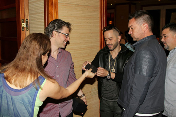 Samsung пытается переманить звезд у Apple. Фото.