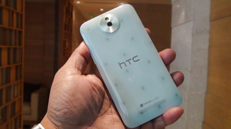 Пластиковая кожа и другие странности в дизайне Android-смартфонов. HTC и «китайские» принты. Фото.