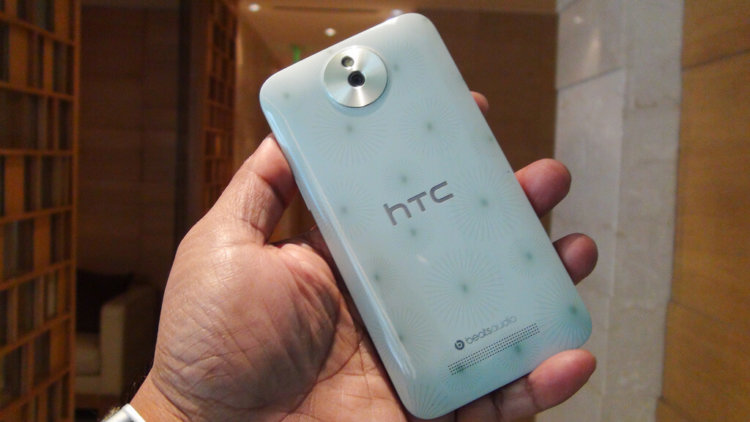 Пластиковая кожа и другие странности в дизайне Android-смартфонов. HTC и «китайские» принты. Пластиковая кожа и другие странности в дизайне Android-смартфонов. HTC и «китайские» принты. Фото.