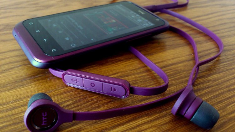 Порадуй любимую: 6 лучших Android-смартфонов для девушек. HTC Rhyme. Фото.