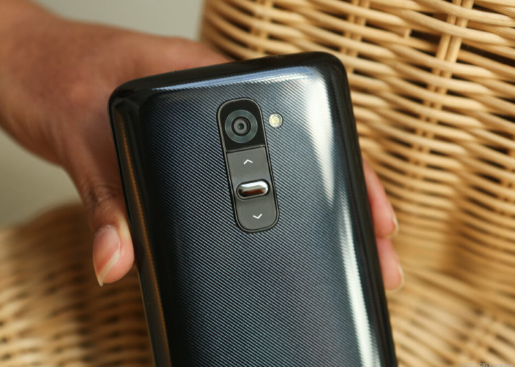 Пластиковая кожа и другие странности в дизайне Android-смартфонов. LG и кнопки на задней панели. Фото.