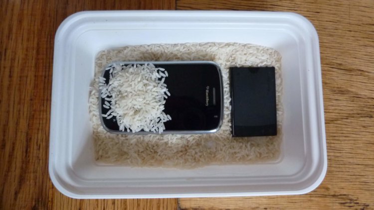 Что делать, если ваш смартфон утонул? Фото.