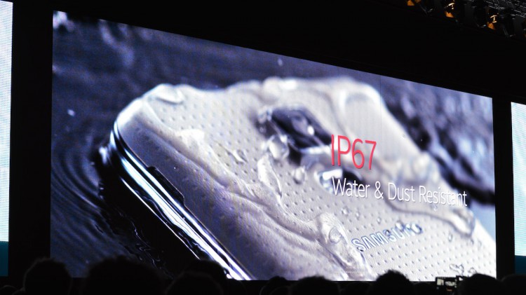 Sony не волнует водозащита Galaxy S5. Фото.