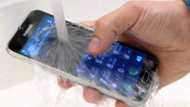 8 причин превосходства Galaxy S5 над iPhone 5s. S5 водозащищенный. 8 причин превосходства Galaxy S5 над iPhone 5s. S5 водозащищенный. Фото.