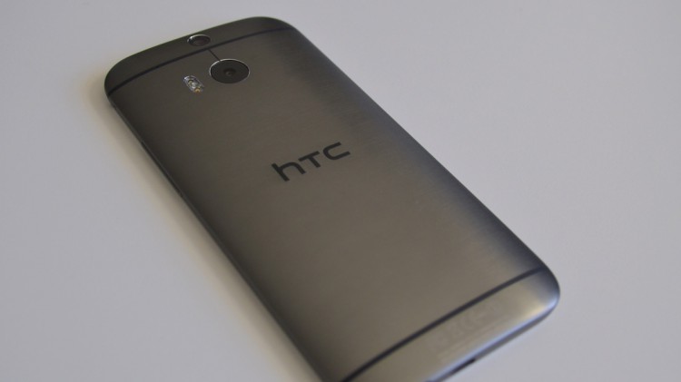 Продажам HTC One M8 можно посочувствовать. Фото.