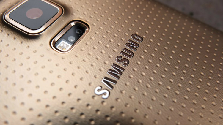 Металлический Galaxy S5 и One M8 в пластике. Фото.