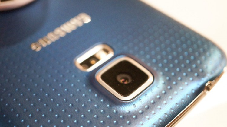 5 особенностей Galaxy S5, которых нет в One M8. Писать твиты можно и в душе. Фото.