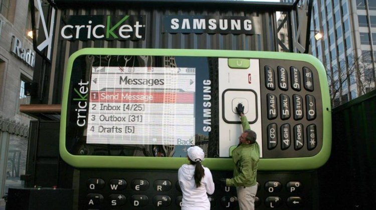 Чем бы дитя не тешилось: кто создал самый большой телефон в мире? Фото.