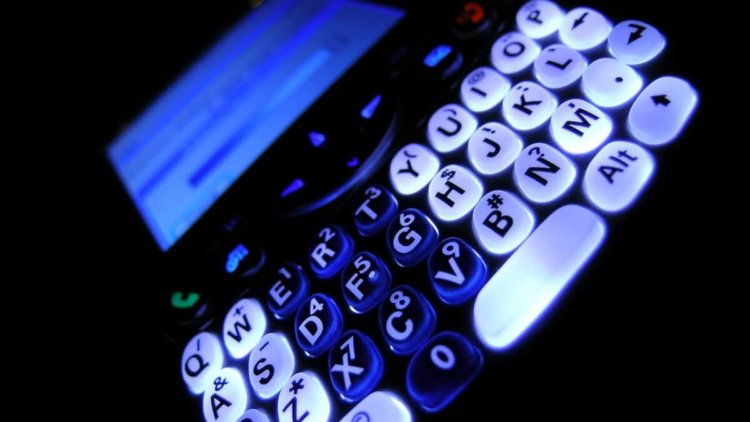 Чем бы дитя не тешилось: кто создал самый большой телефон в мире? Фото.