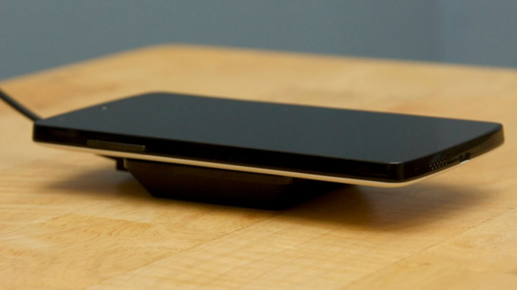 Беспроводные Qi-зарядки будут поддерживать технологию QuickCharge. Фото.