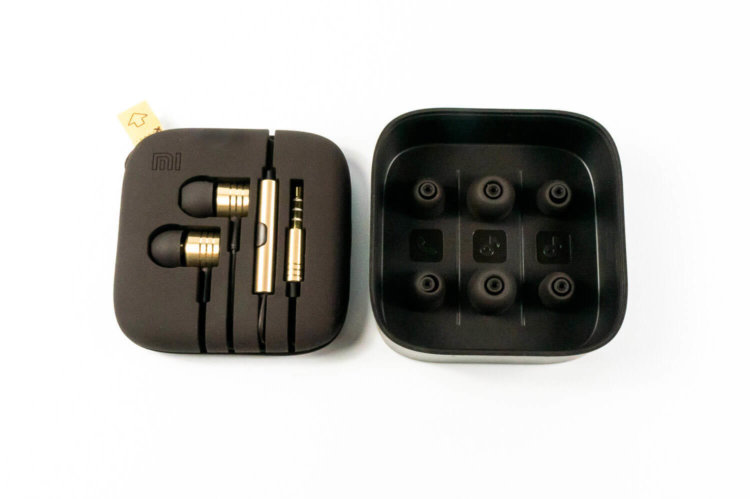 Наушники Xiaomi Pistons — идеальный компаньон смартфона. Дизайн и удобство ношения. Наушники Xiaomi Pistons — идеальный компаньон смартфона. Дизайн и удобство ношения. Фото.
