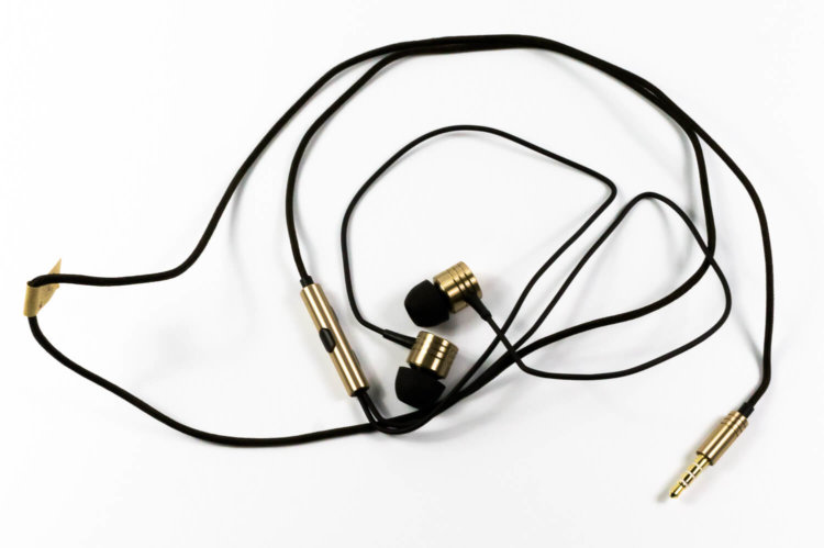 Наушники Xiaomi Pistons — идеальный компаньон смартфона. Дизайн и удобство ношения. Наушники Xiaomi Pistons — идеальный компаньон смартфона. Дизайн и удобство ношения. Фото.