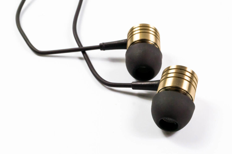 Наушники Xiaomi Pistons — идеальный компаньон смартфона. Звук. Наушники Xiaomi Pistons — идеальный компаньон смартфона. Звук. Фото.