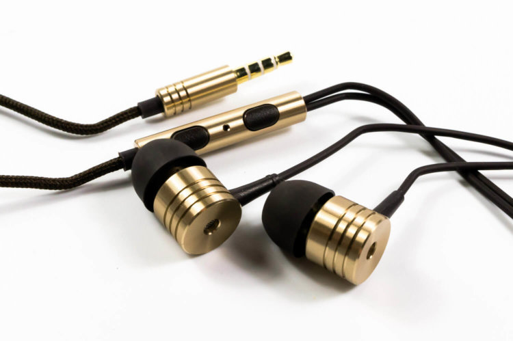 Наушники Xiaomi Pistons — идеальный компаньон смартфона. Наушники Xiaomi Pistons — идеальный компаньон смартфона. Фото.