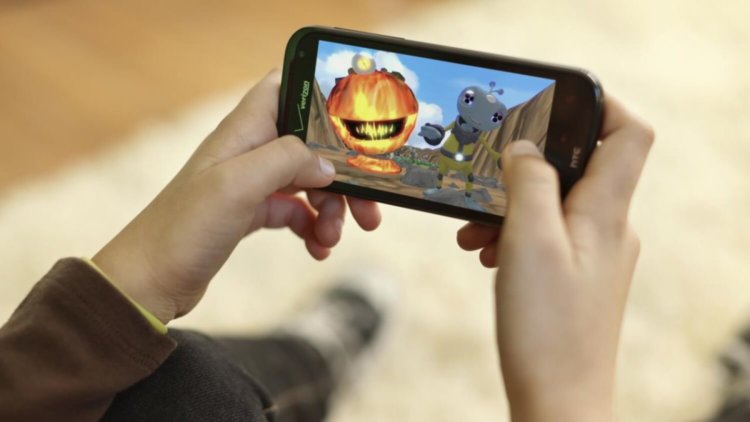 Любители игр на Android и iOS. В чём отличия? Фото.