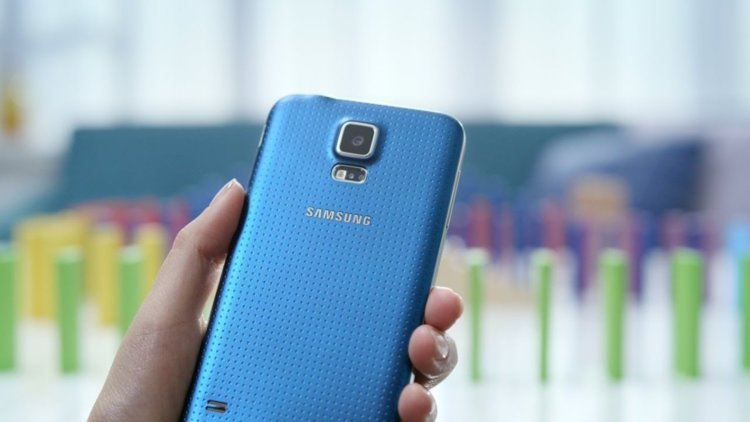 Samsung о пластиковой крышке и прочих дизайнерских решениях Galaxy S5. Фото.