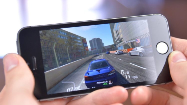 Любители игр на Android и iOS. В чём отличия? Фото.