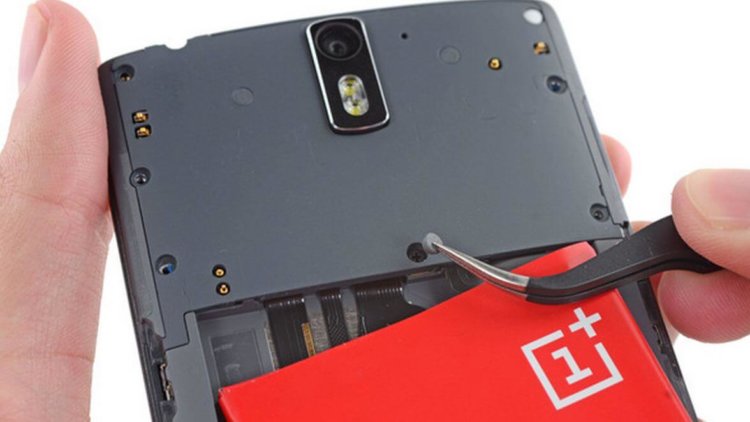 Стоит ли бросать OnePlus One в стену? Стоит ли бросать OnePlus One в стену? Фото.