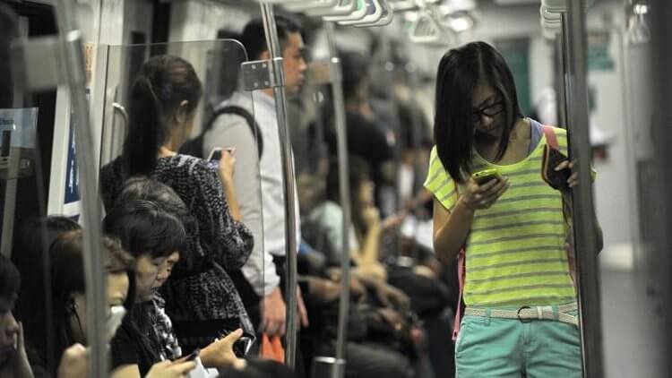 Психиатры обеспокоены зависимостью молодежи от смартфонов. Фото.