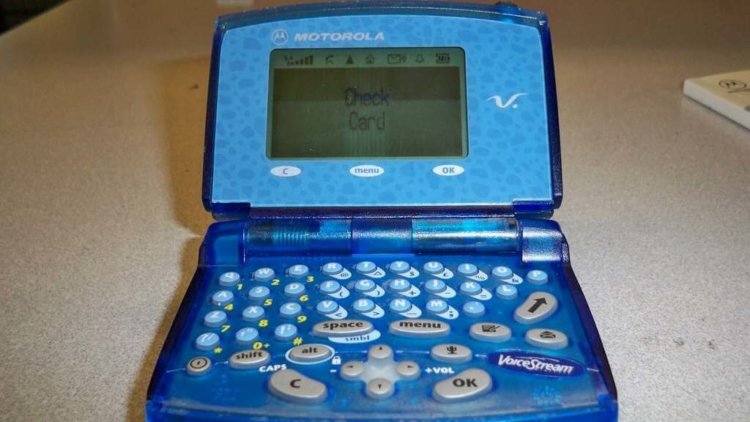 5 самых странных телефонов, когда-либо созданных компанией Motorola. V100. 5 самых странных телефонов, когда-либо созданных компанией Motorola. V100. Фото.
