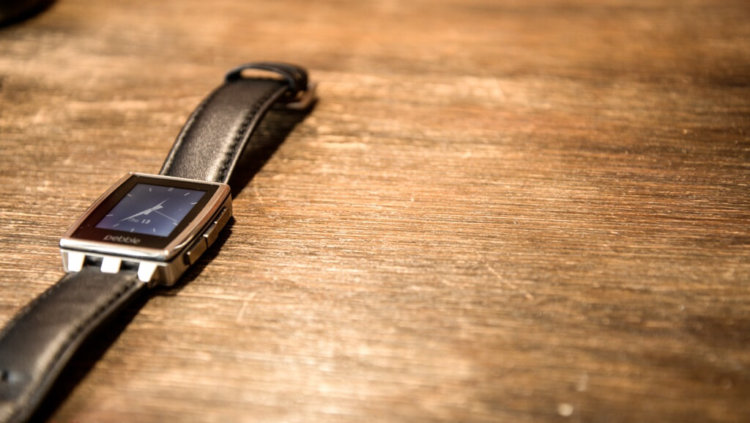 Претензии к Android Wear и почему Pebble все еще «ОК». Экран. Претензии к Android Wear и почему Pebble все еще «ОК». Экран. Фото.