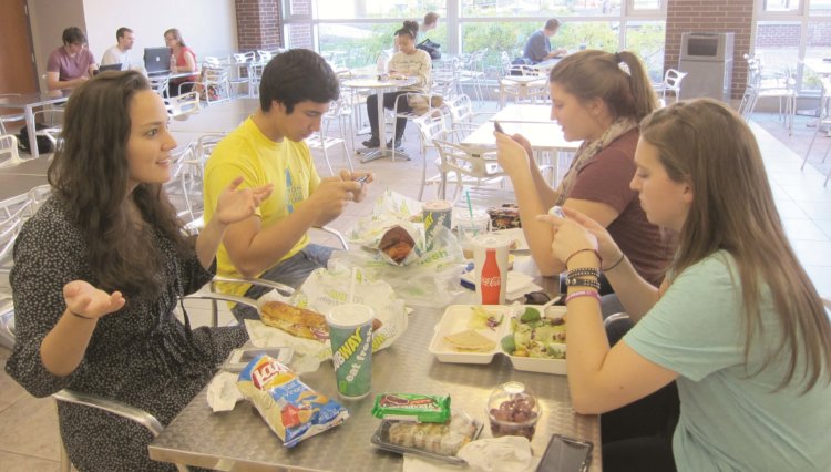 Правила поведения за столом. Версия для обладателей смартфонов. Фото.