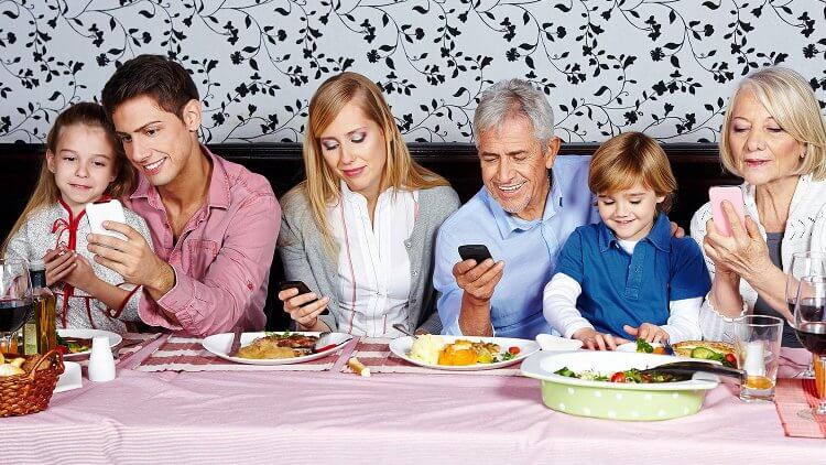 Дети считают своих родителей зависимыми от смартфонов. Фото.