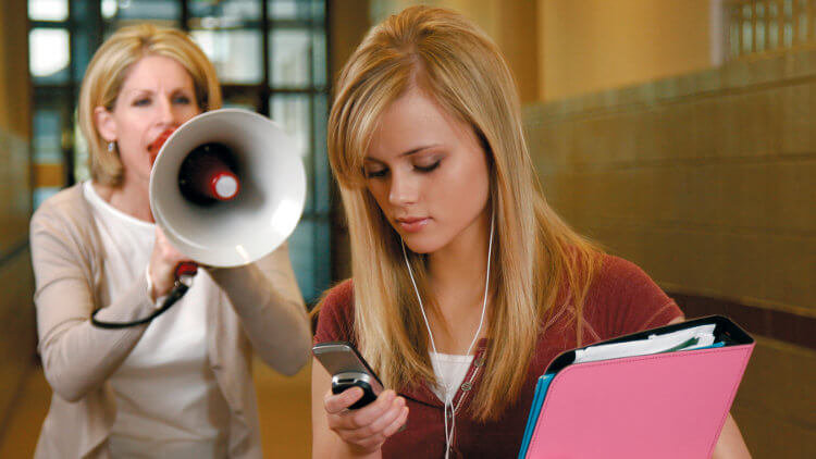 Смартфоны снижают речевые способности человека. Фото.