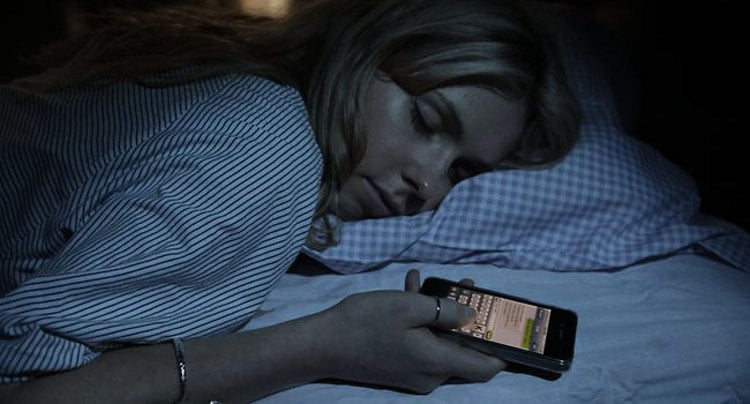Подростков отучают от ночного пользования смартфоном. Фото.