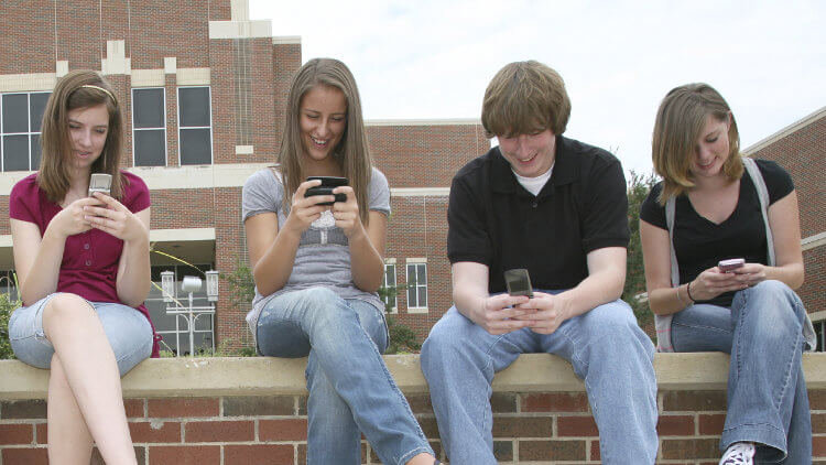 Дети считают своих родителей зависимыми от смартфонов. Дети считают своих родителей зависимыми от смартфонов. Фото.