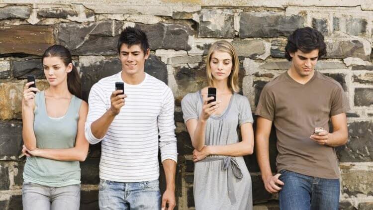 Смартфоны снижают речевые способности человека. Фото.