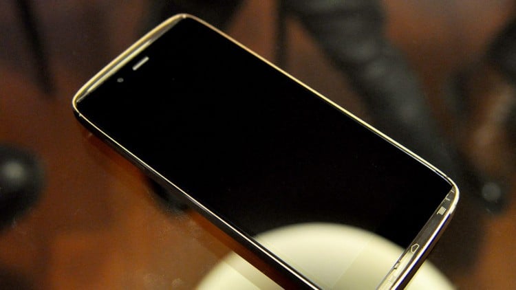 5 худших смартфонов первой половины этого года. Alcatel OneTouch Idol Alpha. Фото.