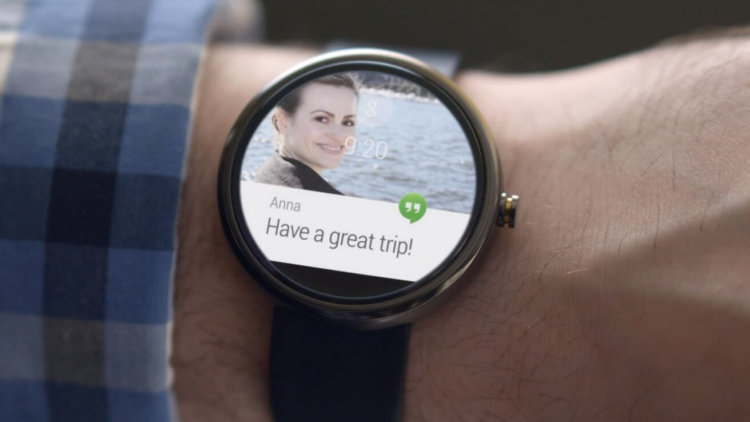 Автомобилем Tesla теперь можно управлять при помощи умных часов на Android Wear. Автомобилем Tesla теперь можно управлять при помощи умных часов на Android Wear. Фото.