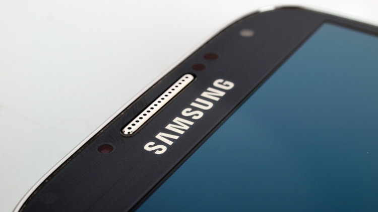 Пожалуйста, не кладите ваш смартфон под подушку. Пожалуйста, не кладите ваш смартфон под подушку. Фото.