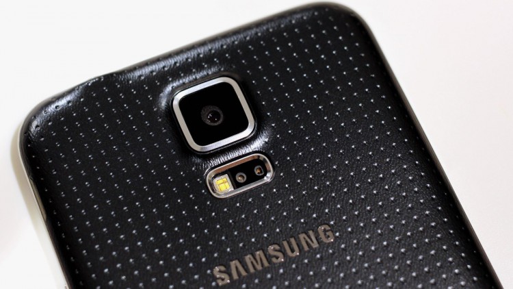 4 самых недооценённых гаджета первой половины этого года. Galaxy S5 и его задняя крышка. Фото.