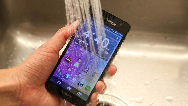 5 лучших смартфонов, которые не боятся намокнуть. Kyocera Hydro Elite. Фото.