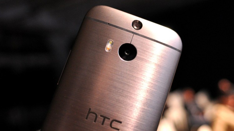 5 лучших смартфонов с фронтальными стереодинамиками. HTC One M8. Фото.