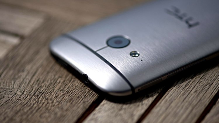 5 лучших смартфонов с фронтальными стереодинамиками. HTC One mini 2. Фото.